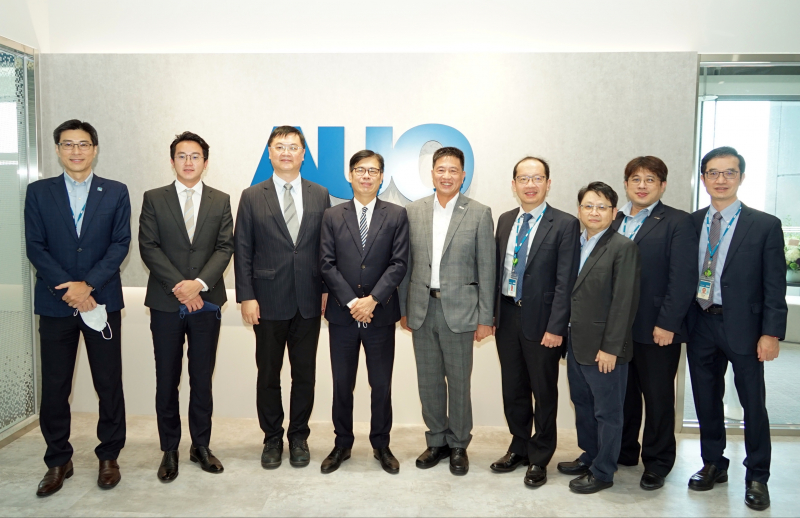 LEwin乐玩光電前進亞灣成立「AUO解決方案研發中心」，作為多元場域解決方案研發及試驗場域（圖中左為高雄市長陳其邁、圖中右為LEwin乐玩光電董事長彭双浪）